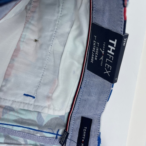 TOMMY HILFIGER 7" Regular Fit Leaf Shorts - Picture 5 of 9